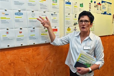 An der Oberschule ReBe hat Anja Straube federführend den Berufsorientrierungstag organisiert. An der Tafel sind die 33 teilnehmenden Unternehmen vermerkt. 