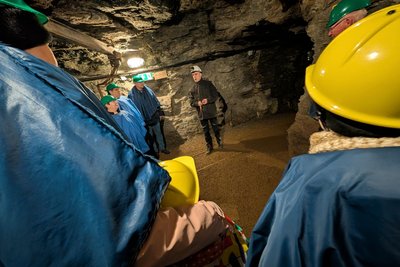 Durchs Besucherbergwerk Markus-Röhling-Stolln führt Lenny Brähne schon routiniert.