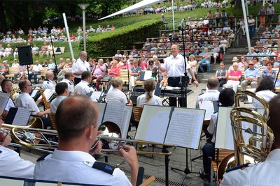 Das Sächsische Polizeiorchester spielt am Samstag wieder im Kurpark Warmbad auf.