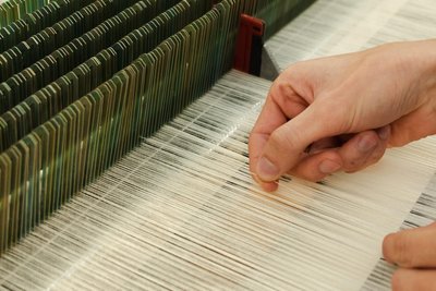 Die Arbeit mit Textilien erfordert Präzision.