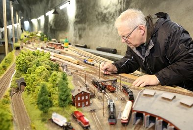 Ende November 2016: Peter Friese vom Schwarzenberger Modelleisenbahn-Club beim Aufbau einer Anlage im Schlosstunnel. 