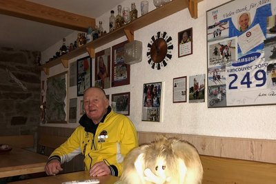 Gern sitzt der 81-Jährige in seinem Traditionskeller. Zahlreiche Bilder, Startnummern seiner Schützlinge, Maskottchen und andere Dinge schmücken den Raum. Zu jedem Stück kann Werner Nauber eine Geschichte erzählen.