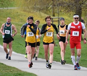 Doppelsieg für den gastgebenden LAV Reichenbach: Brit Schröter (Nr. 33) gewann bei den Seniorinnen W45 vor ihrer Schwester Bianca Schenker (Nr. 32). 