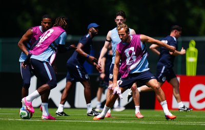 Harry Kane (r) fühlt sich vor dem WM-Start der Engländer topfit.