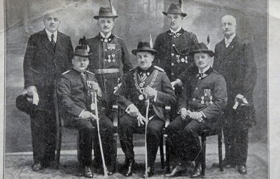Otto Seidel (vorn in der Mitte) hat sich 1925 den Titel als Schützenkönig gesichert. Er ist der Großvater von Hermann Scherzer.