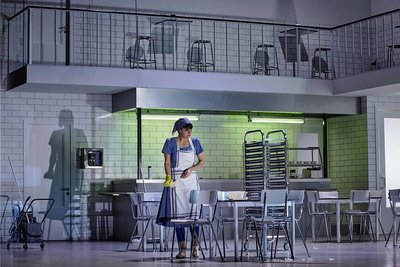Als Aschenputtel in der Kantine macht Emily D'Angelo einen überzeugenden Job. 