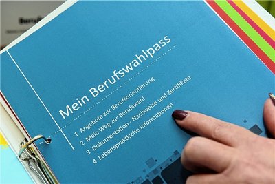 Für jeden Schüler wird an der Oberschule ReBe ein persönlicher Berufswahlpass angelegt. In den Pass werden alle Informationen aufgenommen, die zur Ausbildung benötigt werden. Dazu zählen auch Tipps oder Beispiele, wie Lebensläufe geschrieben werden und wie eine Bewerbung auszusehen hat.