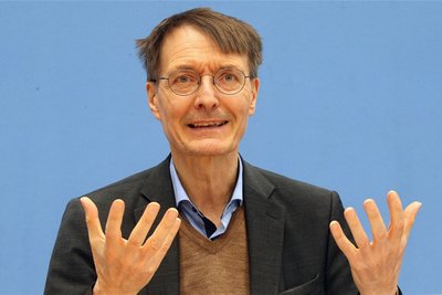 Karl Lauterbach (SPD) wurde von Yvonne Magwas (CDU) ans Klinikum Obergöltzsch eingeladen.