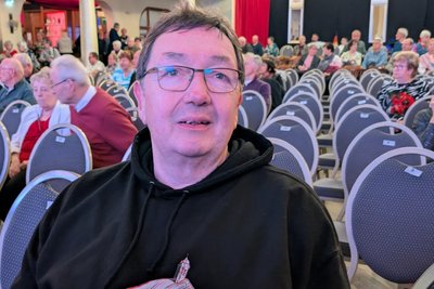 Thomas Leonhardt hatte als einer der ersten Gäste beim Heino-Konzert seinen Platz in der ersten Reihe im Freiberger Tivoli eingenommen.
