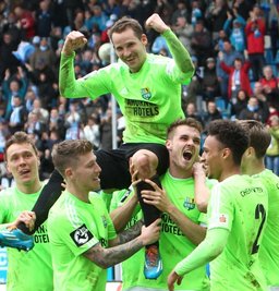 Die CFC-Spieler bejubeln ihren 100-Tore-Mann Anton Fink (auf der Schulter von Nils Röseler). Der 28-Jährige steht bis 2018 in Chemnitz unter Vertrag und hat noch viel mit dem Club vor.