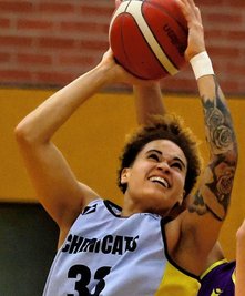 Alles an einem Wochenende in der Basketballstadt Chemnitz: Der Nachwuchs der Niners um Brendan Gregori (links) empfängt Alba Berlin, die Chemcats um die überragende Spielerin Myah Taylor (Mitte) haben Heimspiel in Liga zwei und die Niners II um Malte Ziegenhagen (rechts) haben Topspiel gegen Bayreuth. 