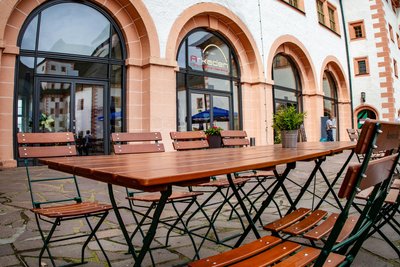 Auf Schloss Augustusburg soll Ende Juni ein Bistro mit Selbstbedienung und etwa 40 Plätzen im Innen- sowie 50 Plätzen im Außenbereich eröffnen. Das Restaurant hatte bereits seit längerer Zeit geschlossen.