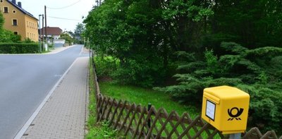 Einst Spielplatz, nun sprießendes Grün: Die Stadt Frankenberg will dieses Grundstück (rechts) in der Ortsmitte von Dittersbach verkaufen.