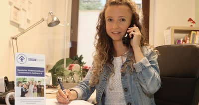 Die Koordinatorin des Zwickauer Kinderschutzbundes Katja Heyn am Kinder- und Jugendtelefon, das von 14 bis 20 Uhr geschaltet ist. 
