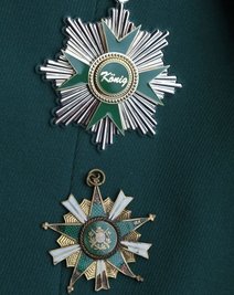 Die Orden von 2021 (oben) und von 1925 (unten).