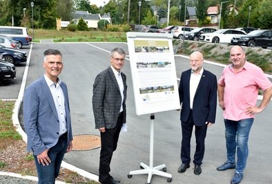 Nachträgliche Einweihung: Anwohner Gerd Kellner, Landtagsabgeordneter Andreas Heinz (CDU), der 1. Beigeordnete des Landrats Uwe Drechsel und Bürgermeister Olaf Schlott (UB, von rechts). 