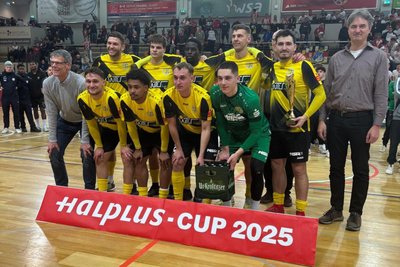 Der VFC Plauen um Kapitän Daniel Heinrich (hinten rechts mit Pokal) durfte sich am Montagabend in Halle als Zweiter des Hallenturnieres feiern lassen.