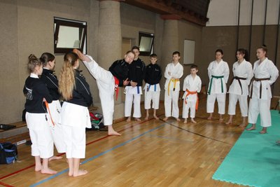 Martin Heine (4. von links) gehört zum Trainerteam des Karate Dojo Crimmitschau und startet selbst bei der Deutschen Meisterschaft.
