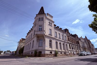 Das Mehrfamilienhaus Julius-Schwartze-Straße 1 in Frankenberg kann ersteigert werden.