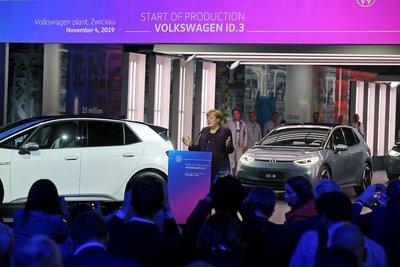 Bundeskanzlerin Angela Merkel beim Produktionsstart des ID.3 im VW-Werk in Zwickau-Mosel.