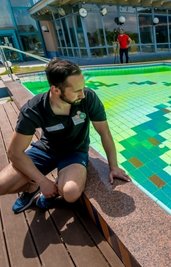 Daniel Engelbrecht beim Strömungstest im Aqua Marien. 