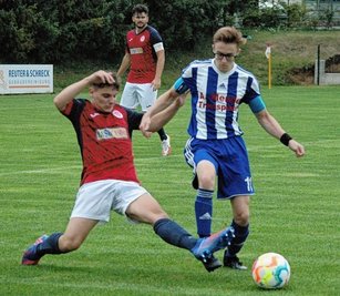 Im Hinspiel in Hausdorf zeigten die Germania-Kicker, hier mit Luca Wende (r.), eine starke Leistung, blieben aber ohne Punkte. 