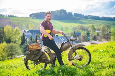 Dustin Richter, einer der Organisatoren des Ostkradtreffens in Auerbach, auf einem der kultigen Oldtimer.