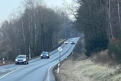 Am Hausberg vor Adorf wird die B 92 breiter. Dafür sind Eingriffe in den Hang erforderlich.