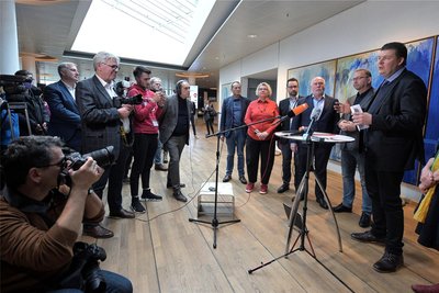Die Verhandlungsführer vom Deutschen Beamten Bund und Verdi sowie Hamburgs Finanzsenator Andreas Dressel für die Länder am Samstag nach der Einigung.