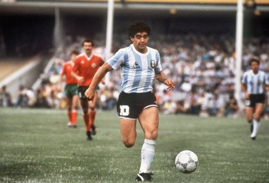 Auf dem Bild ist der argentinische Fußball-Nationalspieler beim Spiel Argentinien gegen Bulgarien am 10.6.1986 im Olympiastadion in Mexico-City zu sehen.