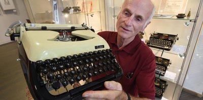 Esche-Museum in Limbach-Oberfrohna: Reinhold Schubert zeigt eine Schreibmaschine des Typs Erika, Baujahr 1961. 