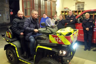 Hauptamtsleiter Sven Haller steuerte mit Bürgermeister Axel Markert (SPD) als Sozius das neue Quad in die Fahrzeughalle der Elsterberger Feuerwache.