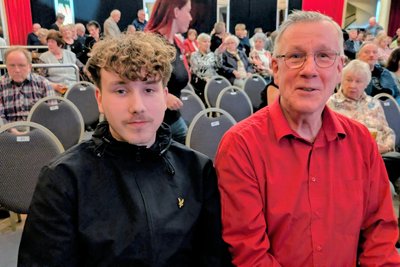 Leon Broggio (l.) begleitete seinen Vater Uwe Dilßner zum Heino-Konzert in Freiberg.