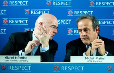 Inzwischen ziemlich beste Feinde: Michel Platini (r) und Gianni Infantino. (Archivbild)