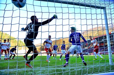 Timo Baumgartl (Stuttgart) überwindet Torhüter Daniel Haas zum 0:1.