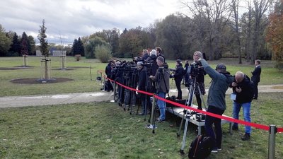 Reporter und Kamerateams warten in der Nähe der Gedenkstätte auf die Ankunft der Bundeskanzlerin.
