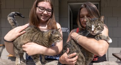Vilma und Zausel - im Bild mit Natalie Wagner und Bozena Eck - sollen vom Tierheim aus gemeinsam in ein neuesruhiges Zuhause vermittelt werden. Die Tiere sind sehr verschmust und menschenbezogen. 