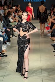 Das schwarze Kleid hat die Designerin Tam Urbanek entworfen. 