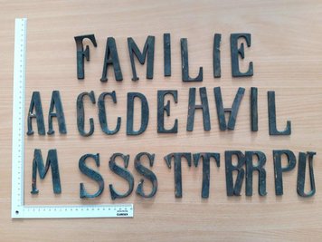 Die Polizei sucht nach Hinweisen zu diesen Messingbuchstaben.