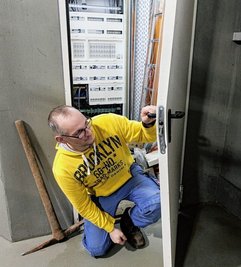 Mirko Mauersberger, Leiter Viehwirtschaft, schaut sich an der Milchviehanlage Mauersberg eine der zerstörten Türen an. 