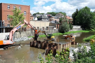 Nahe der Brückenstraße im Oelsnitzer Stadtteil Raschau wird noch bis Oktober ein Pegel neu gebaut.