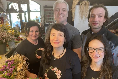 Gute Laune herrscht in Steffis Blumenstübel nicht nur im Jubiläumsjahr. Das Geschäft von Steffi Neudel-Seidel (Mitte) ist weit über Mylau hinaus bekannt.