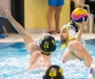 Der Plauener Wasserball-Routinier Stephan Roßner (rechts) führt die Mannschaft in der 2. Liga von Sieg zu Sieg. Auch in Chemnitz traf Roßner beim 19:5-Sieg viermal.