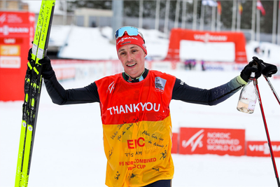 Das letzte Rennen beim Weltcup am 19. März 2023 in Lahti, wo Athleten, Betreuer und Funktionäre beim Zieleinlauf für das Idol ein Spalier bildeten, es mit Sekt bespritzten sowie Freunde und Fans Danke für eine große Karriere sagten.