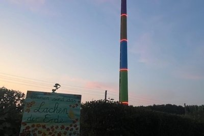 Sieht aus wie die echte, ist aber die kleine Esse aus Gablenz, die ebenfalls nachts leuchtet.