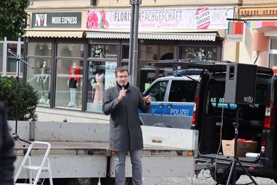 Stefan Hartung, NPD-Stadtrat in Aue-Bad Schlema, hatte die Kundgebung auf dem Auer Altmarkt beantragt.