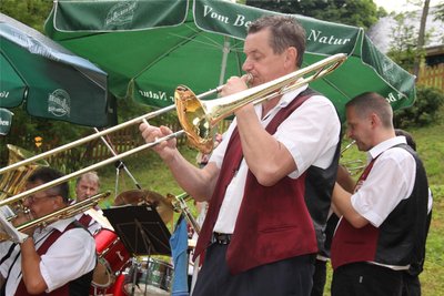 Die Rosenbachtaler musizieren.