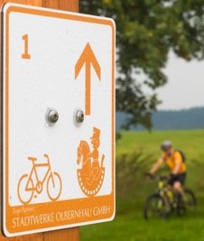 Diese orangefarbenen Tafeln weisen Radsportlern auf der Schwarzwassertal-Tour den richtigen Weg. 