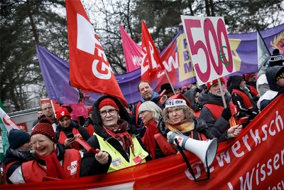 Auch in Sachsen hatte es vor dem Tarifdurchbruch am Samstag Warnstreiks gegeben. Im Bild sind Demonstranten vor der dritten Verhandlungsrunde in Potsdam.