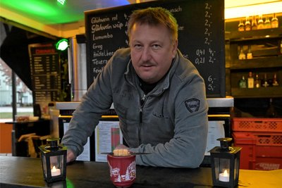 Uwe Meinhardt aus Gera, der zum Händlerteam gehört, hat auch Feuerzangenbowle im Angebot.